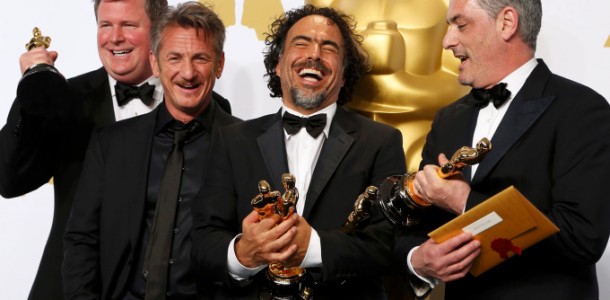 birdman-producer-skotchdopole-presenter-penn-director-inarritu-and-producer-lesher-pose-with-the-oscars-for-best-director-best-original-screenplay-and-best-picture-backstage-at-the-87th-academy-a