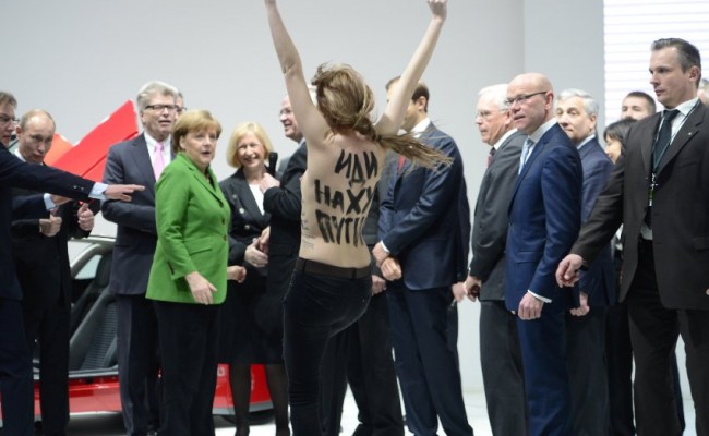 Aktivistin der Frauengruppe "Femen" demonstriert auf der Hannover Messe vor Putin und Merkel