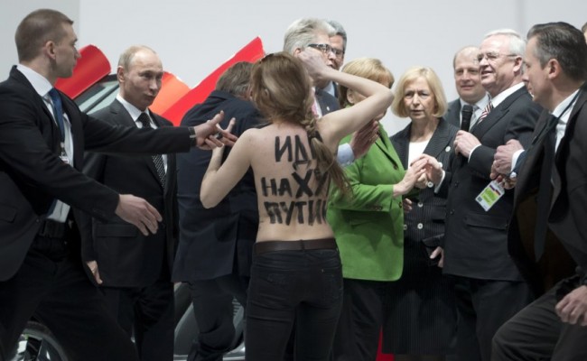 Aktivistin der Frauengruppe "Femen" demonstriert auf der Hannover Messe vor Putin und Merkel