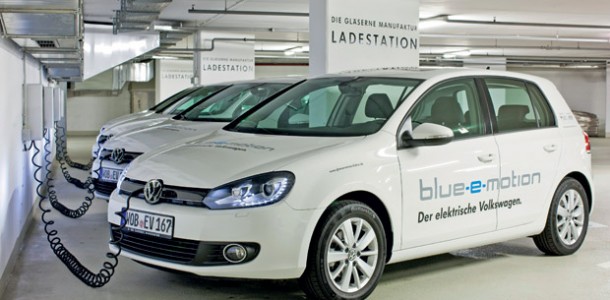 Manufaktureigene Elektrotankstelle/Volkswagen Golf Blue-e-Motion