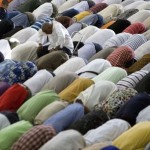 musulmani-raccolti-in-preghiera-in-una-moschea