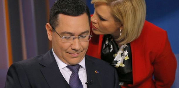 a-campaign-staff-gives-advice-to-ponta-during-a-tv-debate-with-iohannis-an-ethnic-german-mayor-backed-by-two-right-wing-parties-in-bucharest-2