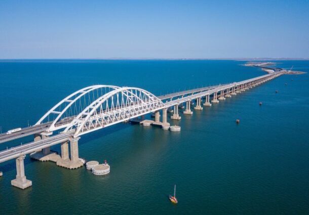 Podul Crimeei inchis si populatie evacuata in urma unui atac cu drone asupra unui depozit de munitii