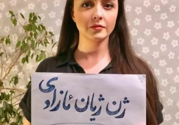 Taraneh Alidoosti tine o pancartă pe care scrie „Femeie, viață, libertate” în limba kurdă
