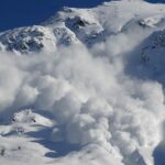 dry-snow-avalanche-with-a-powder-cloud-caucasus