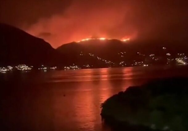 Grecia, in „razboi cu focul” pentru a saptea zi. Evacuari ale turistilor si localnicilor din Evia si Corfu
