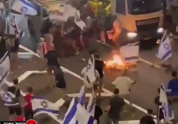 Israel: Ciocniri intre demonstranti si fortele de ordine, dupa ce parlamentul a aprobat o masura-cheie din proiectul de reforma judiciara. Politia a folosit tunul cu apa. Un sofer a intrat cu masina in demonstranti