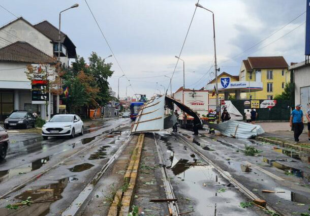 Apocalipsa de la Oradea: Copaci scosi din radacina, acoperisuri luate de vant si traficul aproape complet paralizat in urma unei furtuni