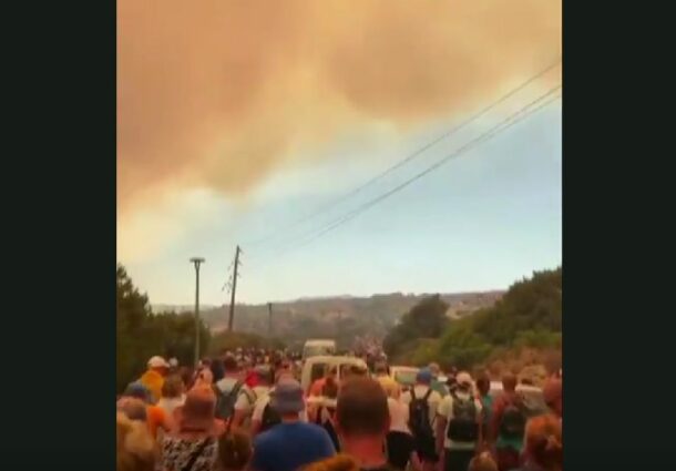 Mii de turisti evacuati din insula Rodos din cauza incendiilor