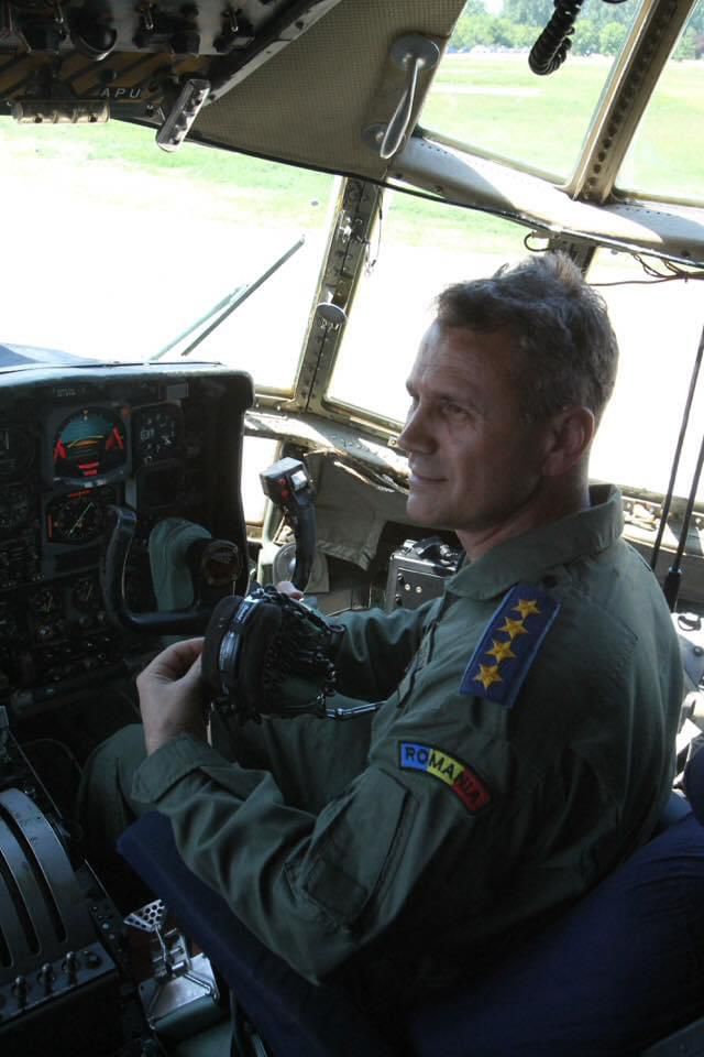 Fotografie facuta la retragerea din activitatea de pilot, la ultima cursa cu Hercules C-130