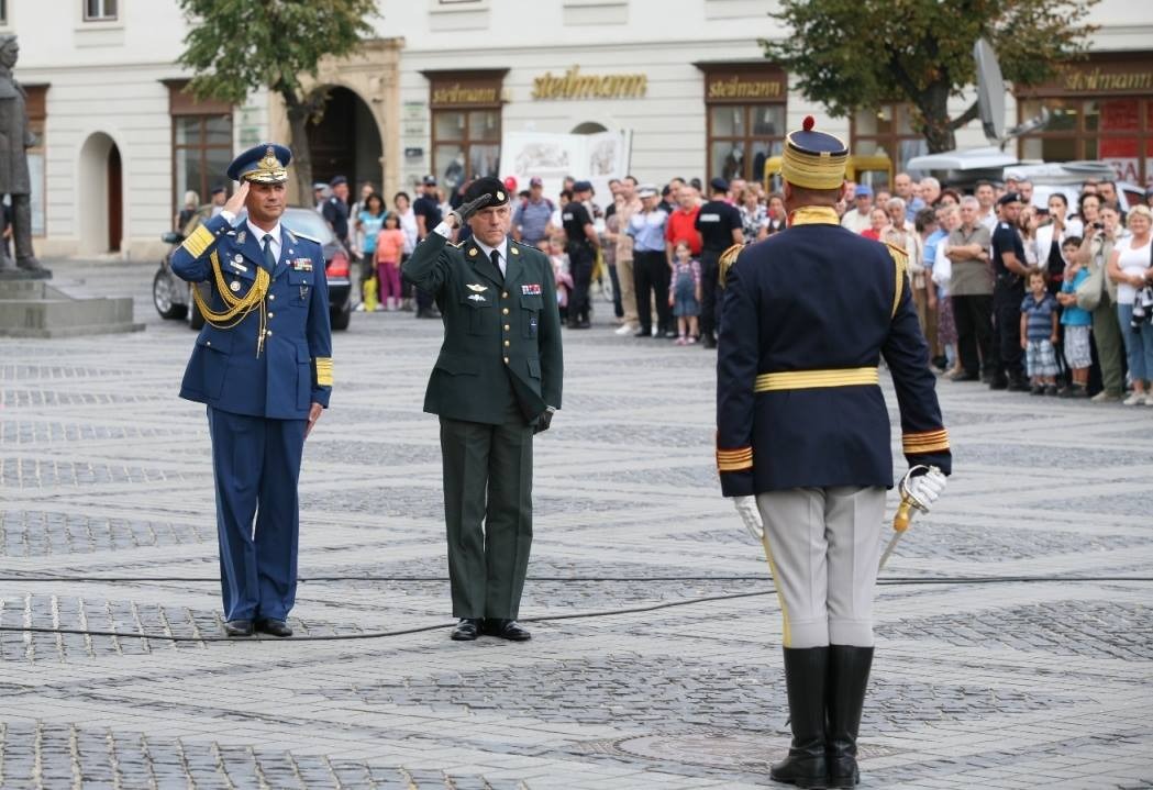 eneralul Stefan Danila si generalul danez Knud Bartels la Sibiu. Knud Bartels era in acel moment presedintele Comitetului Militar al NATO. Adica unul dintre cei care au ignorat avertismentele romanilor, in 2013, privind pericolul rusesc.