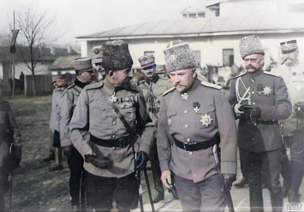 Regele Ferdinand (dreapta) discută cu generalul rus Vladimir Saharov în toamna lui 1916, la cartierul general de la Bârlad. În plan secund (dreapta), cu ochelari și căciulă de blană, generalul Beliaev. În spatele acestuia, cu chipiu și mustață, generalul francez Berthelot, cel care s-a opus vehement evacuării armatei și administrației românești în Rusia.