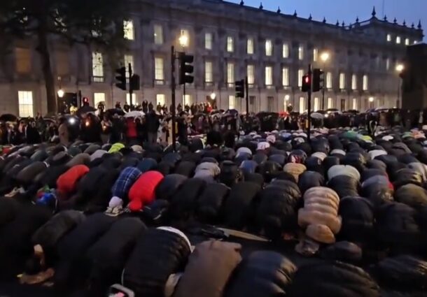 demonstranti, musulmani, rugaciune, Mecca, Londra, downing street 10,
