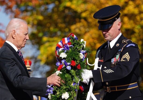 Joe Biden, confuz, ceremonie, depunere, coroana de flori