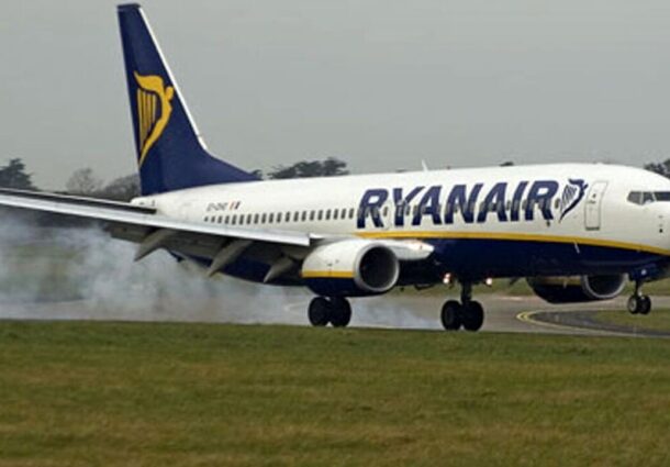 avion, Ryanair, Bucuresti, lovit de fulger, Abruzzo, Italia