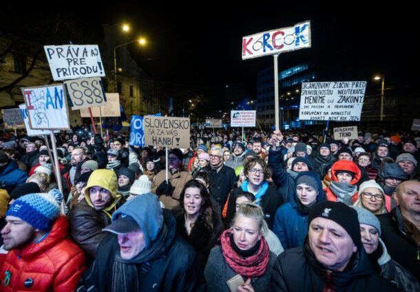 Slovacia, Robert Fico, demonstratii, coruptie, Liviu Dragnea, legile justitiei