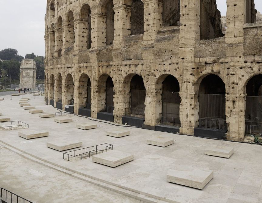 Coloum Rome O restaurare a Colosseumului din Roma recreează coloane de acum 2000 de ...