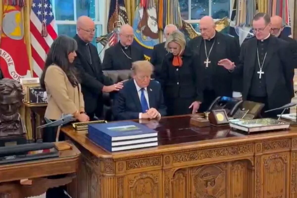 Doi episcopi catolici americani își cer scuze public după ce au fost filmați în Biroul Oval, rugându-se pentru Trump „Am fost folosiți în scopuri politice”