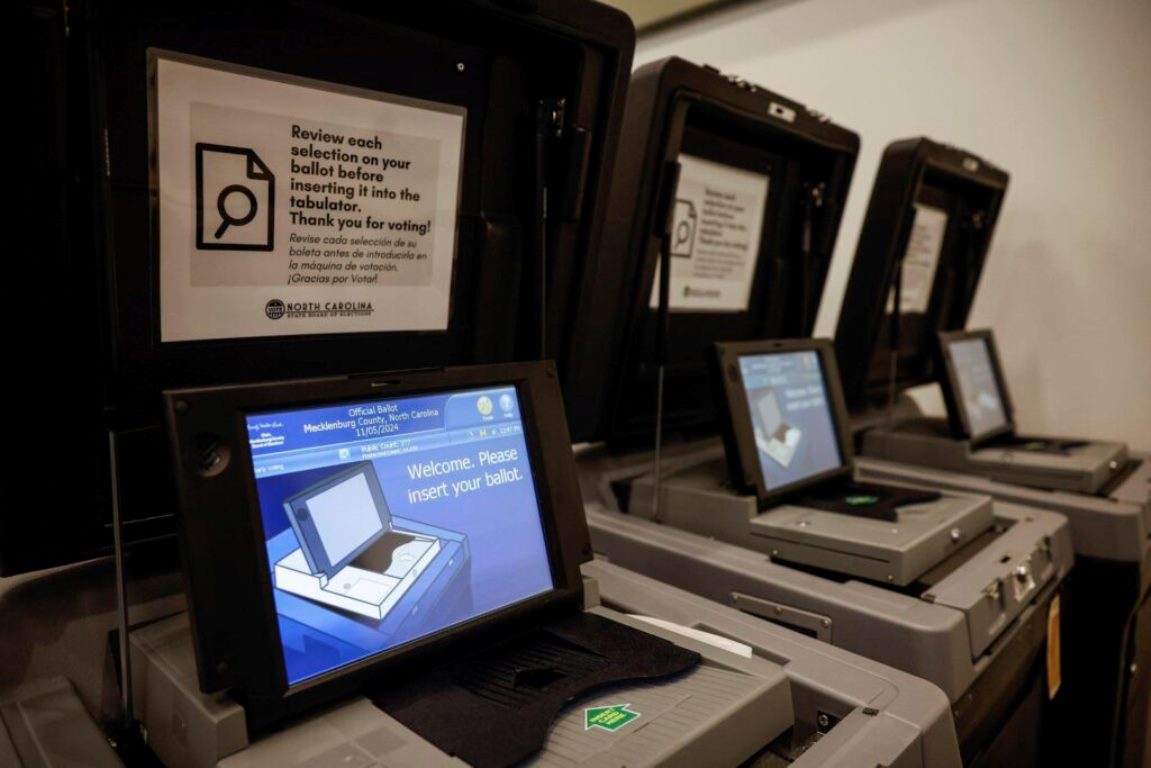 O investigație de presă relevă că oameni ai lui Trump au cerut piratarea în secret a unei mașini de vot, încă de la revenirea acestuia la putere
