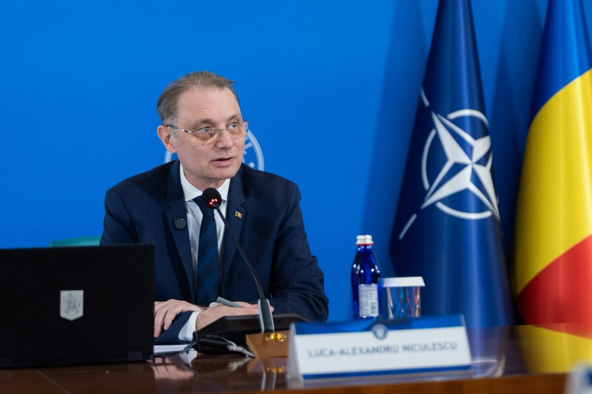 Poliția verifică un bărbat care trăgea cu un pistol cu bile în apropierea locuinței premierului Luca Niculescu, pentru a speria porumbeii
