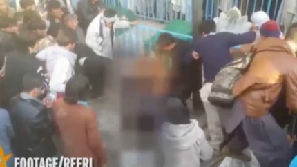 VIDEO. Ce a patit o FEMEIE in Afganistan acuzata ca a dat foc Coranului