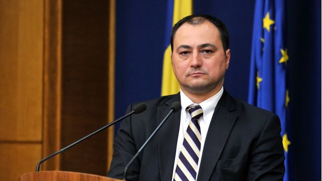 Palada ii UMILESTE pe protestatarii Salvati padurile Aveti mintea unui copil de 7-8 ani