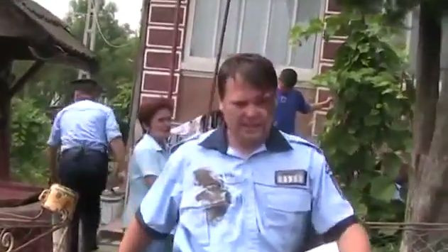 VIDEO socant. Sapte POLITISTI sunt atacati cu toporul. Unul este lovit in cap
