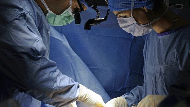 Doctorii si-au batut joc de un pacient in timp ce era ANESTEZIAT. Acum trebuie sa plateasca scump