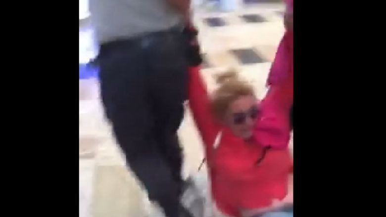 REVOLTATOR. Femeie lovita si tarata pe jos de bodyguarzi intr-un mall din Bucuresti.
