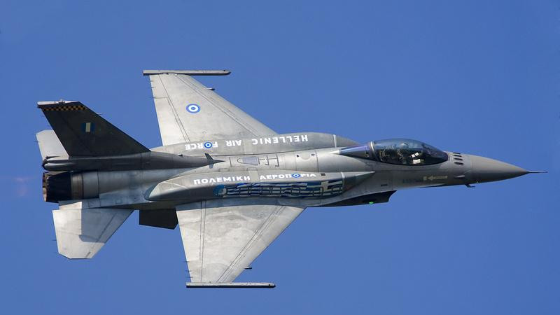 Un pilot GREC a zburat cu F-16 in Turcia pentru a scoate 2.000 euro de la bancomat