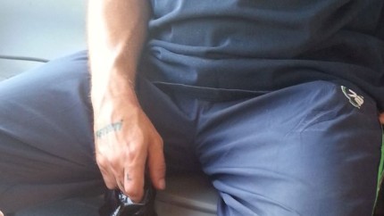 Asta da patriot Si-a tatuat FETESTI pe mana. Si inca ceva in plus