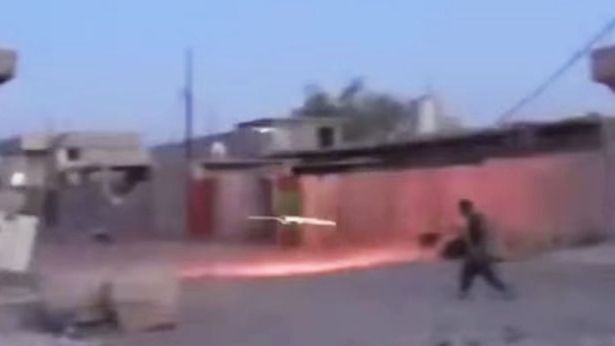 Imagini uluitoare. O RACHETA trece la cativa centimetri de un luptator ISIS - VIDEO