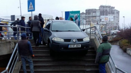 Imaginea zilei Un bucurestean a ajuns cu masina pe scarile pasajului de la Lujerului