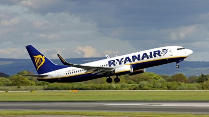 Alertă de posibilă deturnare într-un avion Ryanair. Pilotul a întors aeronava după mesajul primit de la o pasageră