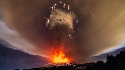 Etna a ERUPT din nou lava a ajuns la SUTE de metri inaltime. Imagini uluitoare din Sicilia - VIDEO