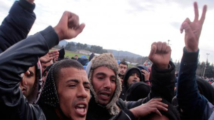 Stare de RAZBOI la granita cu Macedonia. Sute de refugiati au atacat VIOLENT politistii - VIDEO