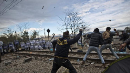 Un refugiat a murit ELECTROCUTAT la granita cu Macedonia. Acolo este HAOS - VIDEO