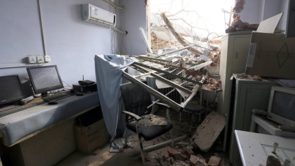 Cateva buldozere au demolat un SPITAL cu tot cu pacienti si medici
