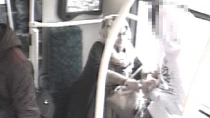Macelariti infidelii. Apelul ISIS da roade o islamista din Londra a atacat cu CUTITUL  in autobuz - VIDEO