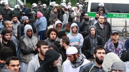 Germania. Femeie GRAVIDA in 8 luni batuta de imigranti pentru ca purta CRUCE la gat