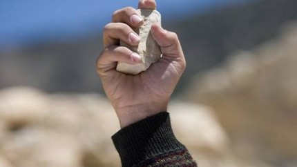 Trei imigranti au incercat sa EXECUTE cu pietre doua nemtoaice Curvelor meritati sa MURITI - VIDEO