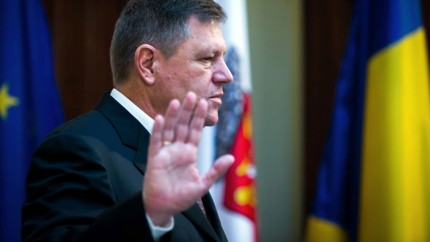 MINUS 14.000 de like-uri pe pagina de Facebook a lui Iohannis. Mii si mii de comentarii critice