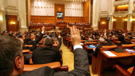Sondaj DEVASTATOR. 90 dintre romani nu au deloc INCREDERE in partide