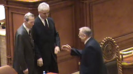 DEMNITATE. Imagini momentul in care Regele Mihai a REFUZAT sa dea mana cu Iliescu - VIDEO