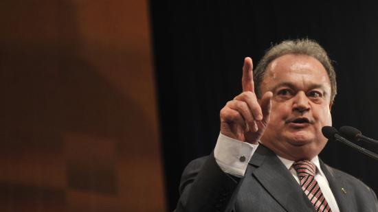 Vasile Blaga il critica pe Crin Antonescu Poate ca si domnia sa a contribuit la infrangerea domniei sale. Chiar daca este suparat nu e singurul om care a pierdut in tara asta