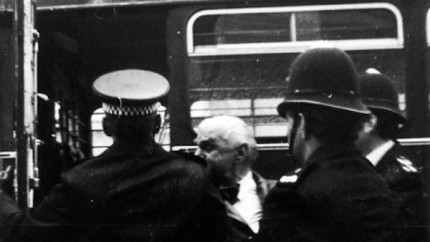 Imagini uitate. Cand Iliescu il aplauda pe Ceausescu Ratiu era ARESTAT pentru ca protesta in fata hotelului in care se afla Ceausescu
