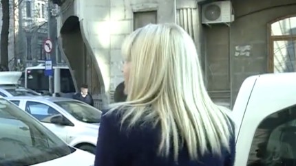 Elena Udrea panicata in fata DNA A ramas in strada fara masina si fara telefon. Cine a ajutat-o - VIDEO