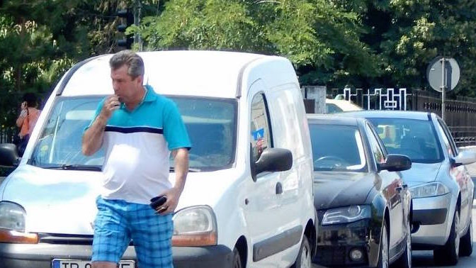 Dragnea rusinea judetului. Noul prefect de Teleorman fotografiat in timp ce scuipa coji de seminte pe strada dupa ce a parcat intr-un loc interzis
