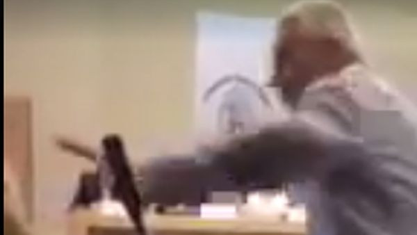 Imagini revoltatoare PSD-istii lui Firea au recurs la violenta. Un lider PSD a facut-o prostituata pe o reprezentanta USR A lucrat in baruri in Anglia