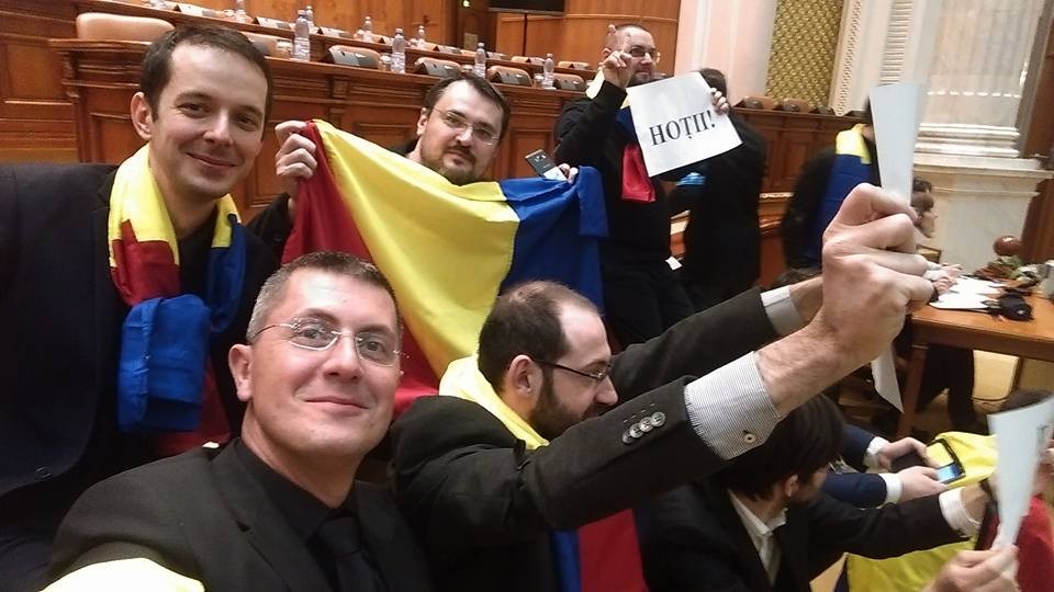 USR le strica ploile baronilor PSD care viseaza la pensii speciale si afaceri. Demersuri pentru blocarea Codului administrativ